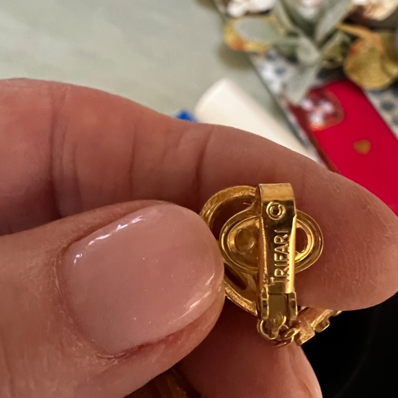 Vintage Crown Trifari gold tone Clip On Dangle Earrings - Picture 3 of 6